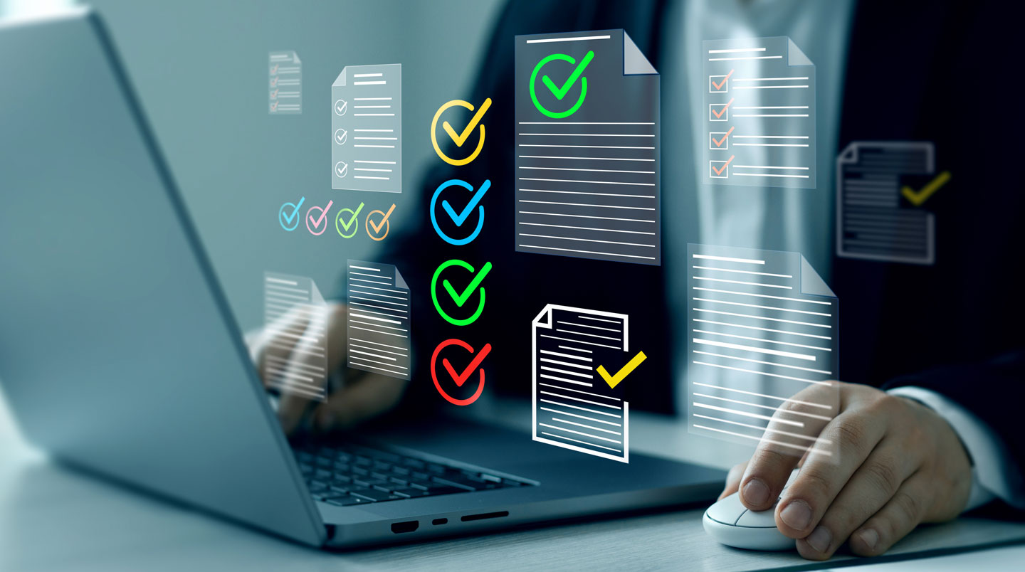 Tablette affichant une checklist de prérequis pour l'intégration de la LRE, un crayon posé à côté.